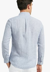 Gestreepte langemouwshirt in blauw en wit, met een rugplooi, manchet met knopen en een standaard kraag. Katoenmix stof.