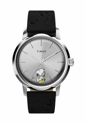 Montre Timex avec un cadran argenté, un bracelet en cuir noir orné de notes de musique et une illustration de Snoopy jouant du saxophone.