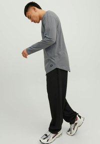 Jack & Jones JJENOA TEE O NECK - Pikkade varrukatega topp - sedona sage