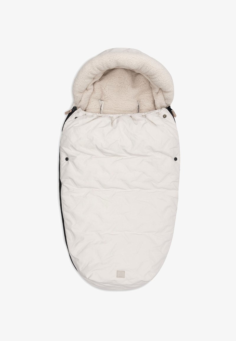 Witte gevoerde babywandelwagen slaapzak met een fleece-voering in de kap en zijritsen voor warmte en bescherming in koude weersomstandigheden.