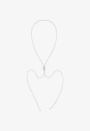 Zilveren ketting met een lusvormig ontwerp, voorzien van een getextureerde, rechthoekige hanger versierd met kleine, fonkelende stenen.