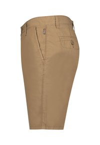 Pantaloni corti in cotone beige con tasche laterali, una tasca posteriore con bottone e dettagli cuciti. Presentano un logo del marchio in vita.