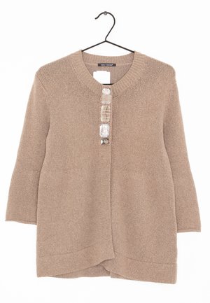Cárdigan de punto beige con escote redondo, mangas tres cuartos y cierre de botones, que presenta acentos decorativos a lo largo del frontal.