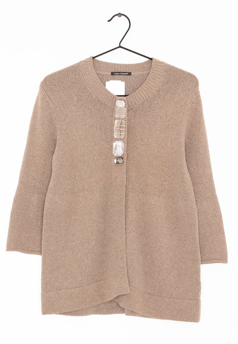 Beige stickad kofta med rund halsringning, tre fjärdedelars ärmar och knappstängning som har dekorativa detaljer längs framsidan.