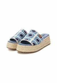 Sandalias espadrilles trenzadas en azul y blanco con punta abierta, suela de plataforma de yute y pequeño logotipo marrón en el lateral. Diseño texturizado y casual.