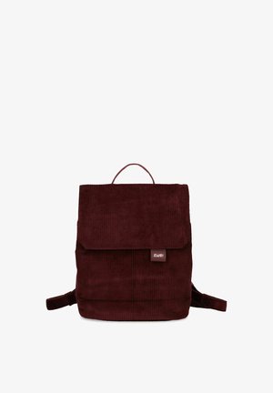 Dunkelroter Cord-Rucksack mit Überschlagverschluss und kleinem Stoff-Logoanhänger vorne, zentriert auf weißem Hintergrund.