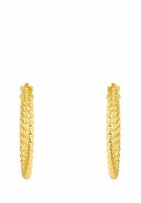 Pendientes de aro de oro con un diseño trenzado, textura suave y forma redondeada, con un mecanismo de cierre seguro en la parte superior.