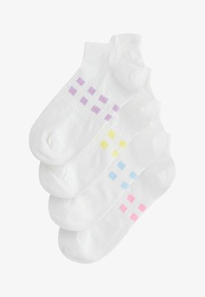 Quatre paires de chaussettes blanches à la cheville empilées, chacune avec des motifs carrés colorés près de la cheville en violet, jaune, bleu et rose.