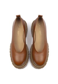 Chaussures marron en cuir à enfiler, avec un bout arrondi, une semelle en caoutchouc épaisse et une surface texturée ; dotées d'une languette en boucle au talon pour faciliter l'enfilage.