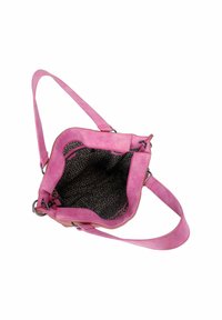Roze leren handtas met een gladde textuur, voorzien van een open bovenkant en een met een patroon versierde zwarte binnenkant. Verstelbare schouderband en metalen hardware.