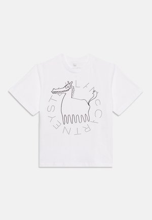 Biały t-shirt z krótkim rękawem z czarnym konturem kreskówkowego psa i okrągłym, kropkowanym tekstem wokół niego.