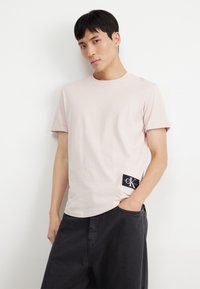 Calvin Klein Jeans - BADGE TURN UP SLEEVE - Paprasti marškinėliai - sepia rose Miniatiūros vaizdas 1