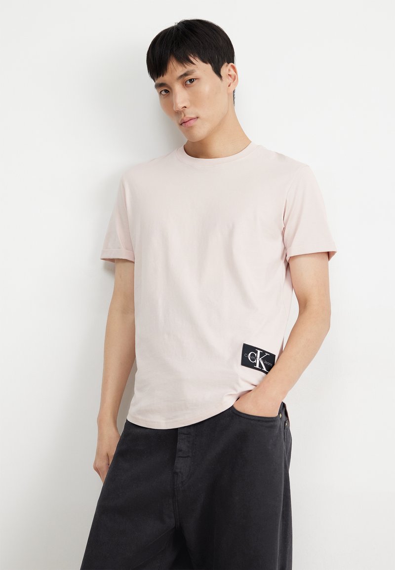 Calvin Klein Jeans - BADGE TURN UP SLEEVE - Paprasti marškinėliai - sepia rose, Padidinti