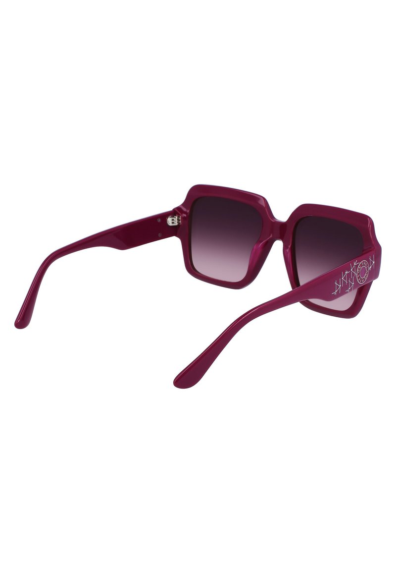 Gafas de sol cuadradas con un profundo marco de plástico magenta, lentes en degradado gris y un acento de diseño en la patilla lateral con patrones blancos.