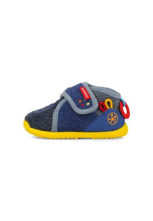 Zapatilla infantil con parte superior de fieltro azul y gris, suela amarilla, tira de velcro y asas y anillas de colores en la parte trasera para un fácil agarre.