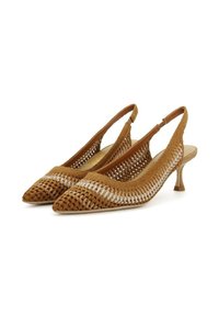 Scarpe slingback intrecciate di colore marrone con punta affusolata, caratterizzate da un motivo testurizzato e un tacco corto e sottile. Dettagli aggiuntivi includono decorazioni bianche.