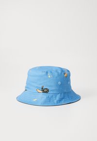 Kék pamut vödörkalap, mókás karakterek és csillagok mintáival, széles karimával és varrási részletekkel a szélein.