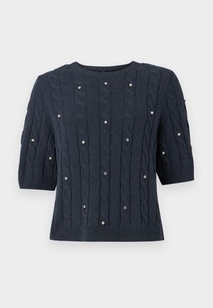 Mørkeblå strikket sweater med korte ærmer, der har kabelmønstre og dekorative perleaccenter. Rund halsudskæring og ribbet kant.