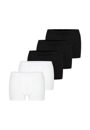 Fem par herreboxershorts, tre sorte og to hvide, arrangeret i en forskudt linje på en hvid baggrund.