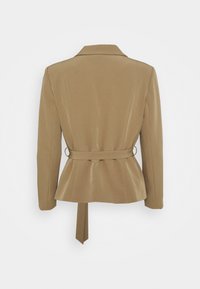 Hnědý sak s peplum pasem, dlouhými rukávy a páskovým detailem. Hladká tkanina se strukturovanou siluetou.
