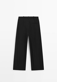 Zwarte rechte broek gezien van achteren, met riemlussen en een enkele achterzak aan de rechterkant.