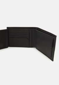 Portafoglio in pelle nera con diversi scomparti per carte, una tasca trasparente per l'ID e una texture liscia. L'interno presenta un design pieghevole.