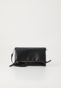 Clutch bag in pelle nera con superficie testurizzata, dotata di una tasca con zip frontale e di una tracolla regolabile per maggiore versatilità.