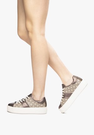 Sneaker con accenti marroni, caratterizzati da una parte superiore in tessuto con motivo, suola piatta bianca e lacci a contrasto. Punta arrotondata e design a taglio basso.