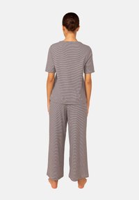 Grijs gestreepte pyjama set met een T-shirt met korte mouwen en wijde broekspijpen, gemaakt van zachte stof, met een relaxte pasvorm en een casual ontwerp.