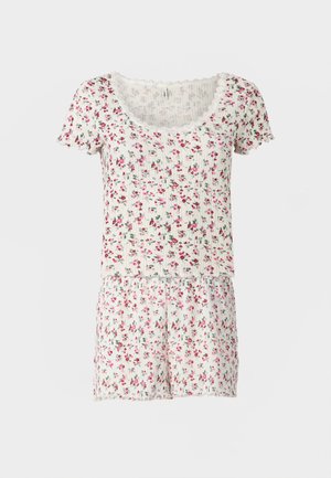 Λευκό ριμπ κοντομάνικο τοπ και σετ σορτς με κόκκινο και ροζ λουλουδένιο σχέδιο και δαντέλα γύρω από το ντεκολτέ και τα μανίκια.