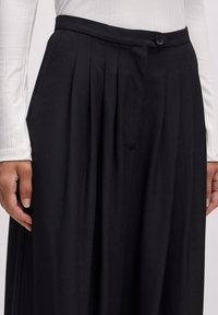 EDITED BUNDFALTEN SANDY - Stoffhose - schwarz