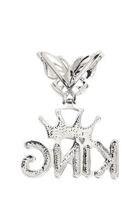 Sølvvedhæng med ordet "KING" i en præget skrifttype, toppet med en dekorativ krone og sommerfugl accents. Glat metallisk finish.