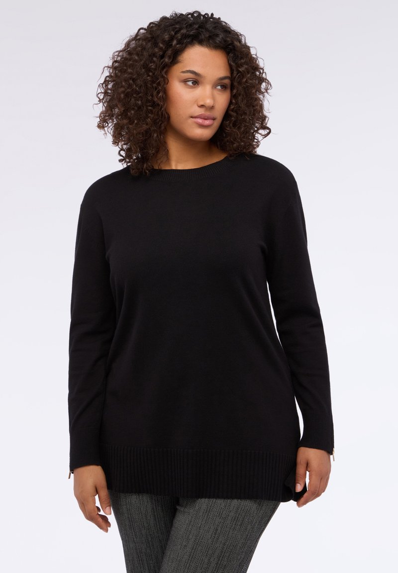 Černý svetr s dlouhým rukávem, ribovaným lemem a manžetami, s kulatým výstřihem. Tkanina vypadá měkce a má zajímavou strukturu.