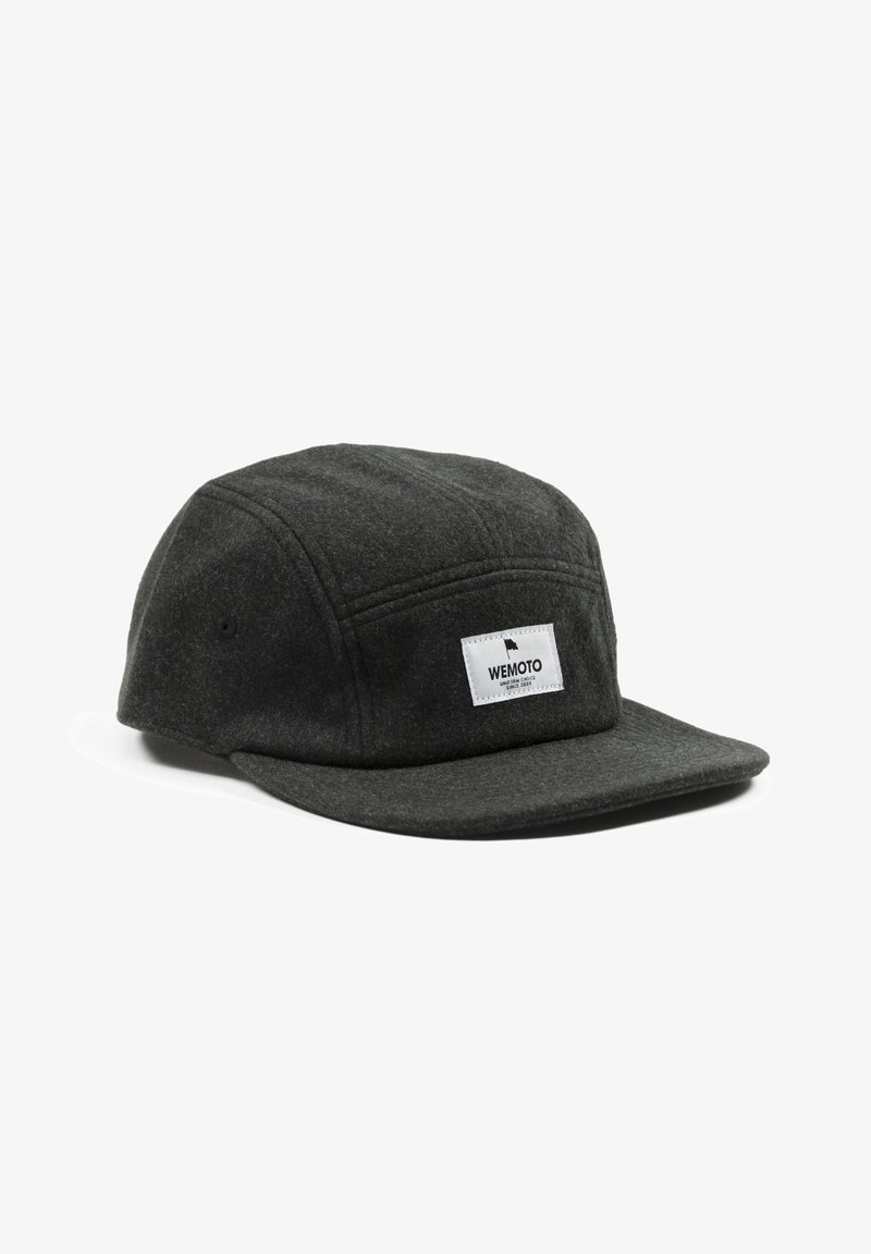 Casquette cinq panneaux gris foncé avec une visière plate et un patch rectangulaire blanc portant l'inscription « WEMOTO » sur le panneau central avant.