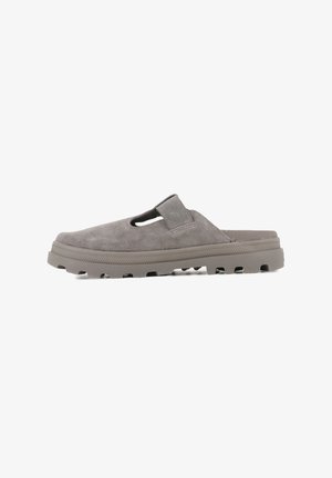 Botte grise en daim à enfiler avec un design découpé, une sangle ajustable et une semelle en caoutchouc texturée dotée de rainures de traction distinctes.