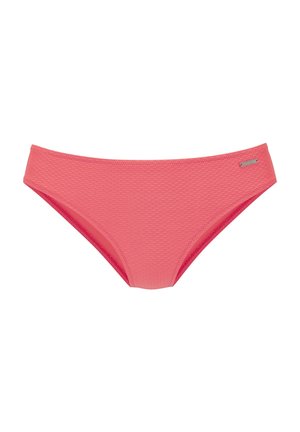 Donje rublje u stilu bikinija koraljno roze boje s teksturom i malom pravokutnom metalnom oznakom marke sa desne strane na pojasu.