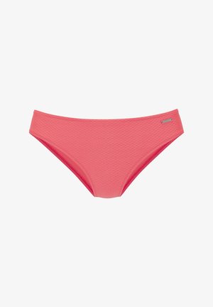 Koralno roza teksturirano bikini spodnje perilo z majhno pravokotno kovinsko oznako blagovne znamke na desni strani pasu.