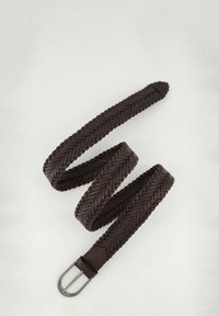 Cinturón de cuero trenzado marrón oscuro con una superficie plana y hebilla de metal tono plateado. Presenta un patrón texturizado tejido en todo su recorrido.
