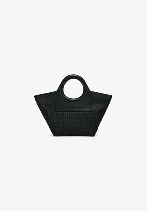 Bolso de mano tejido en negro con una base ancha, forma estructurada, asa circular en la parte superior y un detalle de cuero suave en la parte frontal.