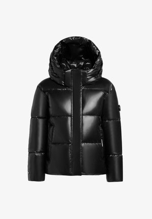 Svart puffjacka med en blank yta, hög krage och stor huva. Har horisontellt quiltade sektioner och dragkedja framtill.