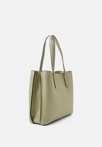 Světlounce zelená syntetická taška typu tote s dvěma dlouhými uchy, strukturovaným designem, černým lemováním a minimálními kovovými detaily.