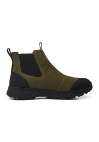 Botas de tobillo impermeables en verde oliva con detalles en negro, paneles laterales elásticos, un upper texturizado y una suela negra robusta para tracción.