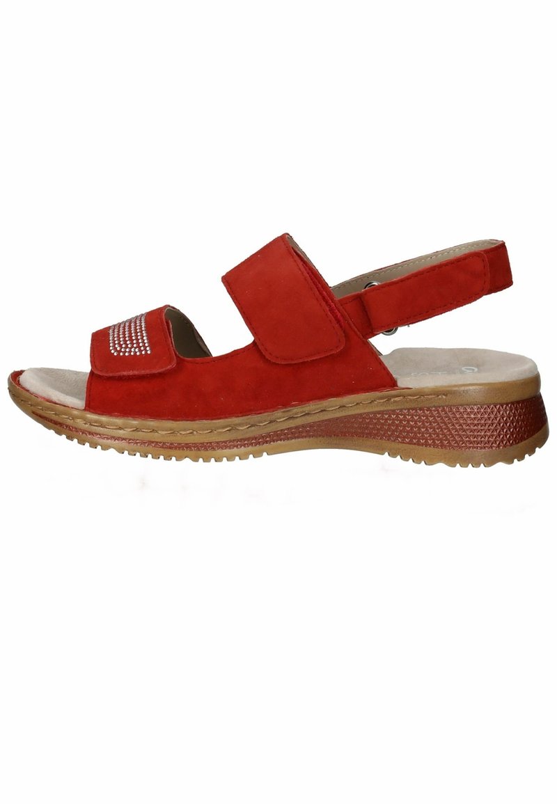 Sandale rouge pour femme à bout ouvert avec deux brides réglables, petit talon, semelle intérieure beige rembourrée et semelle extérieure marron texturée.