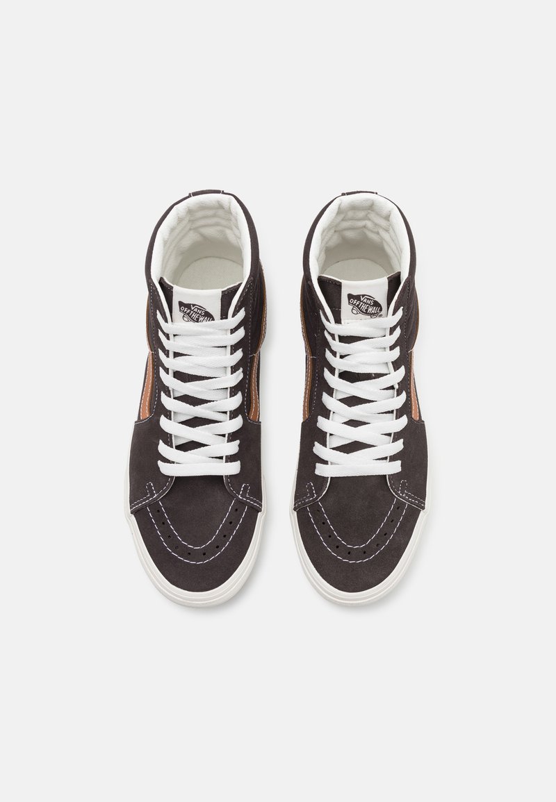 Czarne zamszowe sneakersy typu high-top z białymi sznurowadłami, wyściółką na kołnierzu, brązowymi akcentami po bokach oraz kontrastowymi białymi gumowymi podeszwami.