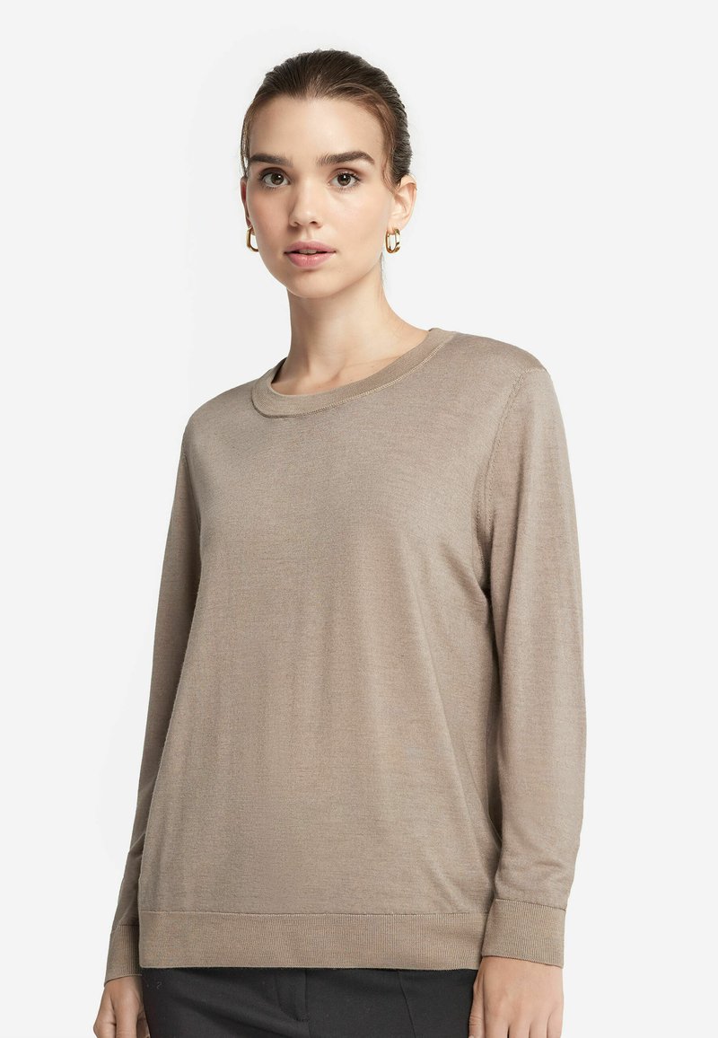 Crew-hals, langærmet sweater i lys beige, lavet af blødt stof med en glat tekstur og ribbede manchetter, med en afslappet pasform.