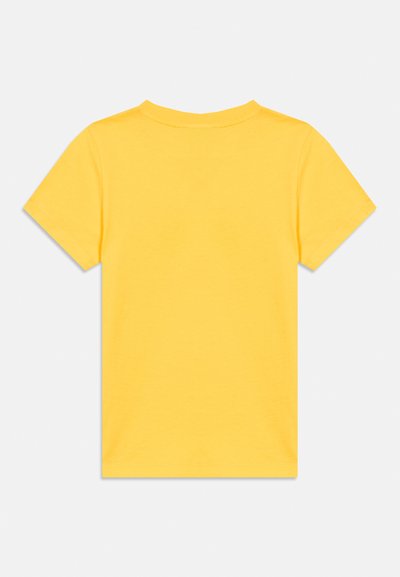 Απλή κίτρινη κοντομάνικη μπλούζα με στρογγυλή λαιμόκοψη και ορατή ραφή, εμφανιζόμενη από πίσω σε λευκό φόντο.