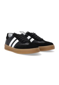 Černé sneakers s kombinací semiše a kůže, s dvěma bílými pruhy, černými tkaničkami a gumovou podešví.