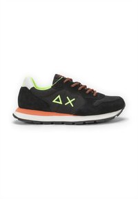 Sneaker nera in suede con accenti arancioni e dettagli verde lime. Presenta lacci a fantasia, una suola intermedia bianca e una suola in gomma.