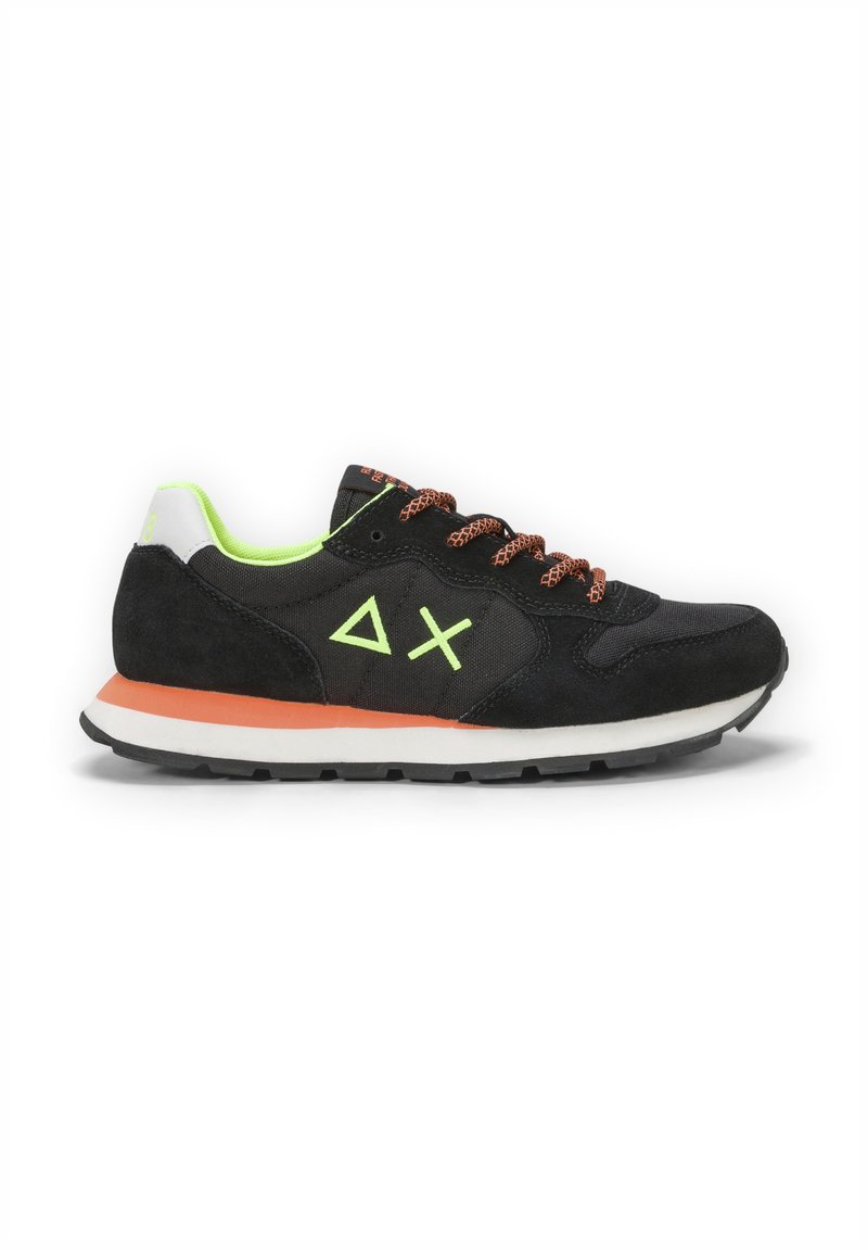 Sneaker nera in suede con accenti arancioni e dettagli verde lime. Presenta lacci a fantasia, una suola intermedia bianca e una suola in gomma.