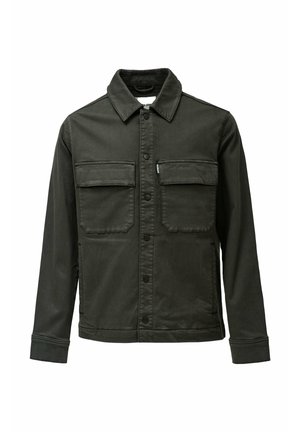 Chaqueta de denim verde oscuro con dos bolsillos en el pecho, cierre frontal de botones y cuello clásico. Presenta detalles de costura y mangas largas.